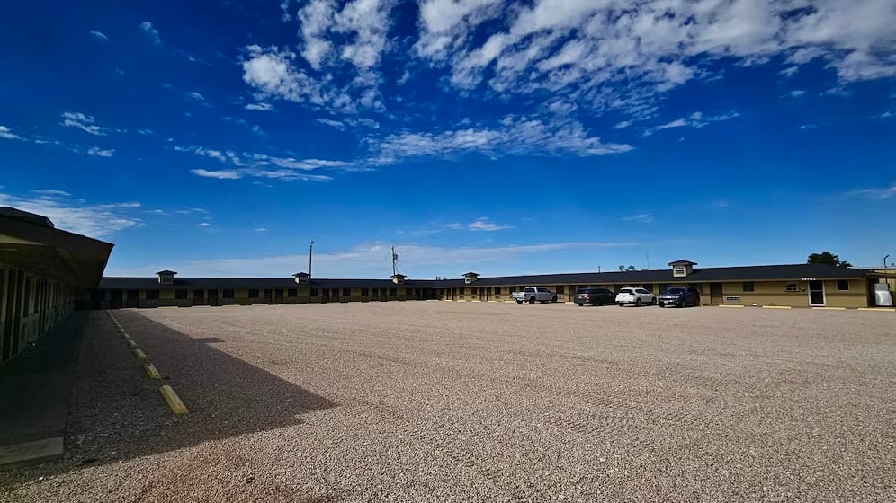 Deluxe Inn — image 1