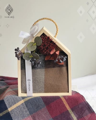 ผ้าแคชมีน่า ในกล่องบ้านไม้ - TT160