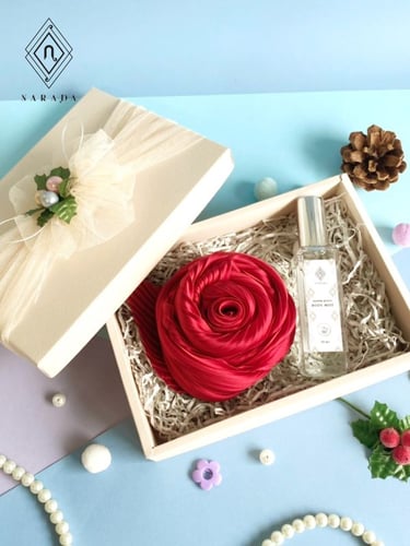 ของขวัญ ของพรีเมี่ยม ผ้าพันคอพลีท พร้อม Body Mist ในกล่อง NRS02