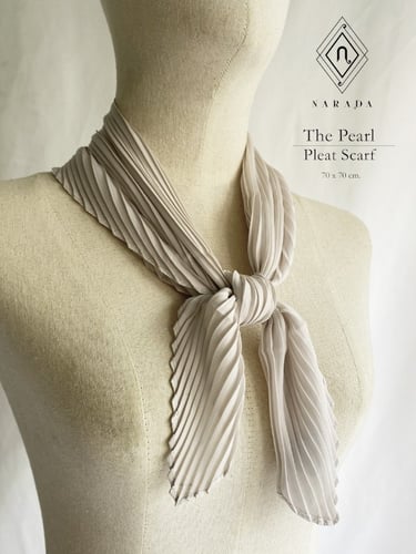 ผ้าพันคอซาตินอัดพลีท The Pearl 01N-707002