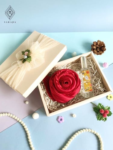 ของขวัญ ของพรีเมี่ยม ผ้าพันคอพลีท พร้อม Body Mist ในกล่อง NRS02