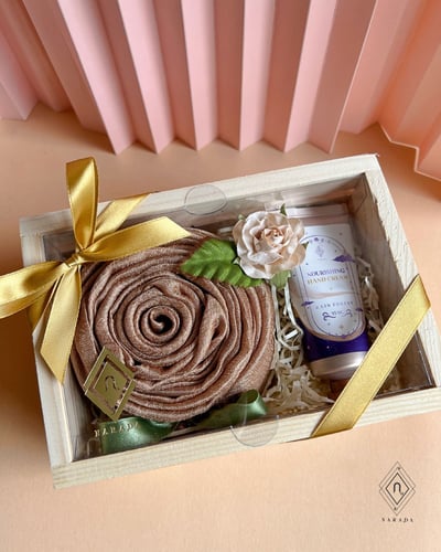 NB02 เซ็ทของขวัญสปา อโรม่า Hand Cream และผ้าพันคอไหมมุก