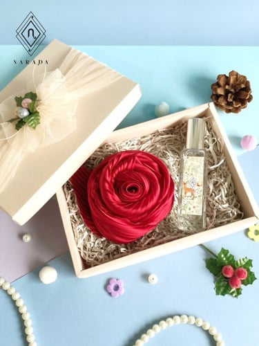 ของขวัญ ของพรีเมี่ยม ผ้าพันคอพลีท พร้อม Body Mist ในกล่อง NRS02