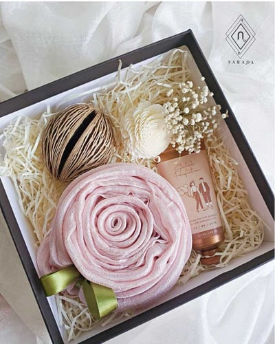 The box set-Silk Scarf & Handcream (20 for 670.-)