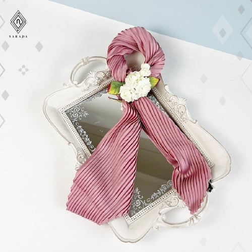 มาลัยวันแม่ มาลัยผ้าอัดพลีทล้อมดอกมะลิ ของขวัญวันแม่ MS12