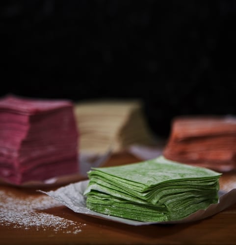 P.M.K Noodle แผ่นเกี๊ยวสมุนไพร (แผ่นเกี๊ยวสมุนไพร มีให้เลือก 6 รายการ ดังนี้ ฟักทอง/ใบเตย/บีทรูท/โมโรเฮยะ/ชาโคล/งาดำ)