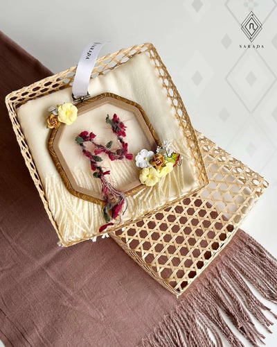 ชุดผ้าแคชเมียร์ พร้อมสะดึงปักไหมดอกไม้ TT113