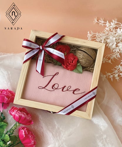 เซทของขวัญผ้าพันคอ  ผ้าคลุมไหล่ปักชื่อ ในกล่องกระจก 10x10 นิ้ว E-PUK-01C