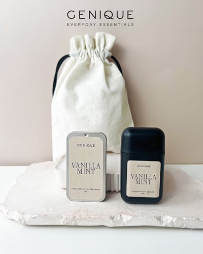 Genique พรีเมี่ยมเซท Giftset Happy ยาดมสองรู+ Aroma Relaxing Balm ในถุงผ้า