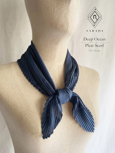 ผ้าพันคอซาตินอัดพลีท Deep Ocean 01N-707001