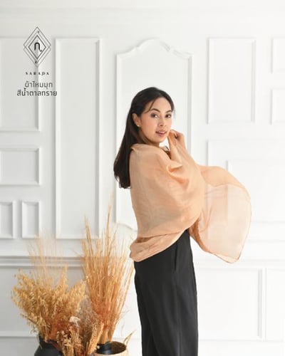 ผ้าพันคอไหมมุก น้ำตาลทราย