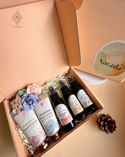 SB01 เซ็ทของขวัญสปา อโรม่า Hand Cream และ Room Spray