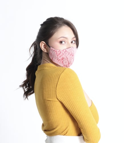 [ 1 เเถม 1 ] หน้ากากผ้ามัสลิน ลายลูกไม้ 4ชั้น ชั้นในซับด้วยผ้ามัสลิน 2ชั้น ซักได้ มีช่องใส่ฟิลเตอร์