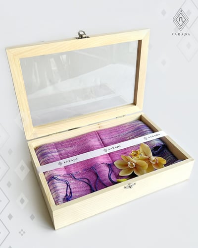 ของขวัญ ของพรีเมี่ยม ชุดเชท ผ้าไหมไทยแท้ ในกล่องกระจก TT47