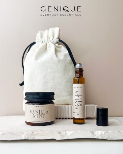 Genique พรีเมี่ยมเซท Giftset Happy Heal พิมเสนน้ำ + ยาดมขวดสีชา ในถุงผ้า