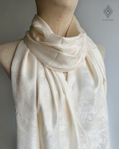 ผ้าคลุมไหล่ลายไทย ลายช้าง สีขาวเหลือบมุก 01F-805315