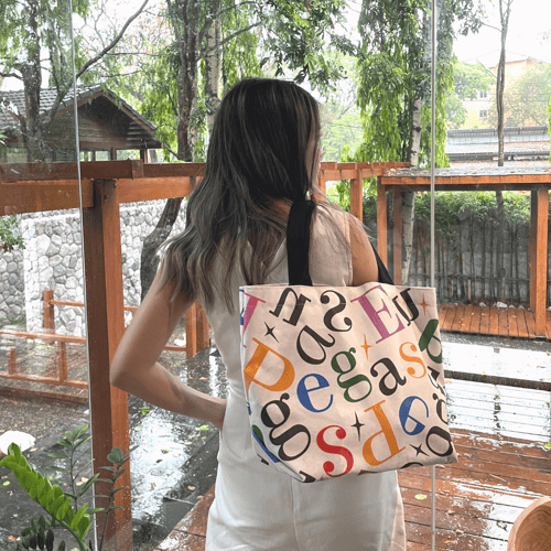 กระเป๋าผ้าแคนวาสสีขาวพิมพ์ลายตัวอักษร สีรุ้ง