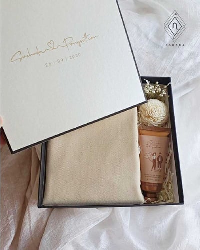 ของขวัญ ผ้าแคชเมียร์ พร้อมแฮนด์ครีม (20ชุด 820.-) Q1-01C