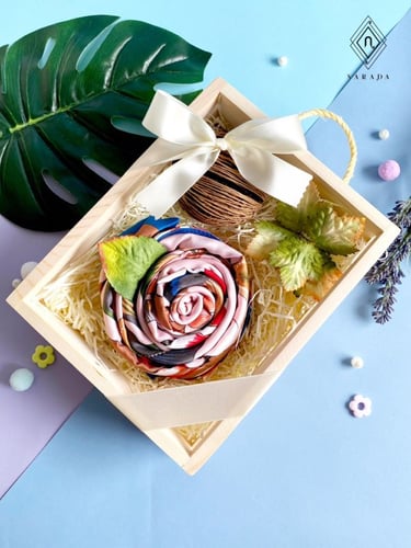 ของขวัญ ของพรีเมี่ยม ผ้าพันคอพิมพ์ลาย ในกล่องลังไม้ 7x9 นิ้ว B2