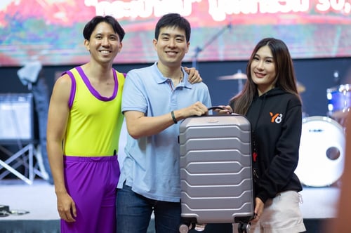 กระเป๋าเดินทางสีเงิน