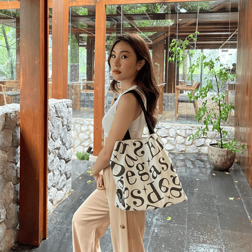 กระเป๋าผ้าแคนวาสสีขาว พิมพ์ลายตัวอักษตรสีดํา