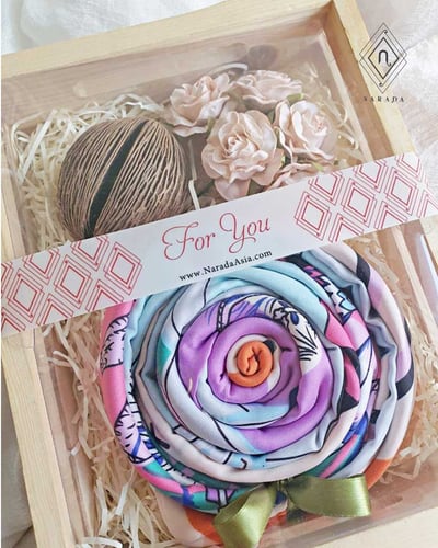 ของขวัญ ผ้าพันคอพิมพ์ลาย ในกล่องลังไม้ M (20ชุด 745.-) B2