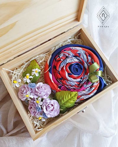 ของขวัญ ผ้าพันคอในกล่องไม้เลเซอร์  (20ชุด 1,345.-) 