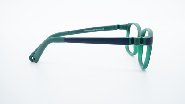 Los niños pequeños buscan el azul