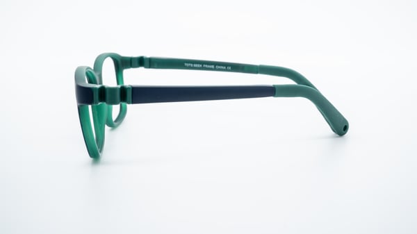 Los niños pequeños buscan el azul