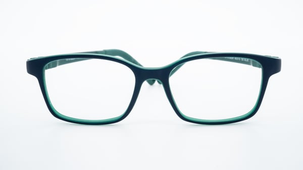 Los niños pequeños buscan el azul