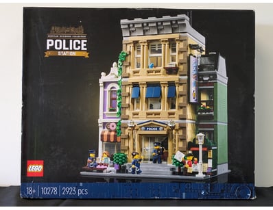 **UNRESERVED** LIFETIME COLLECTION OF LEGO PART... - Lot 310