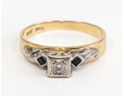Elegant 18K gold engagement ring featuring a squar...