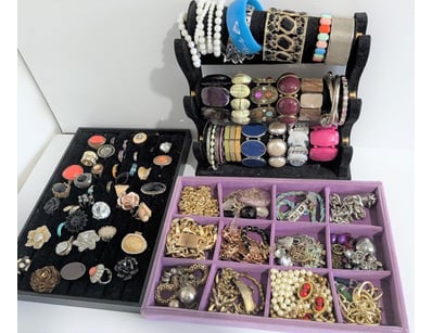 The Curio Collection (A999) - Lot 609