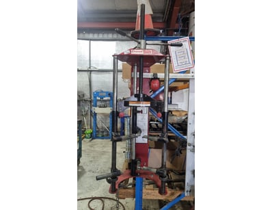 MOSTLY UNRESERVED 4x4 WORKSHOP BUSINESS CLOSURE... - Lot 244