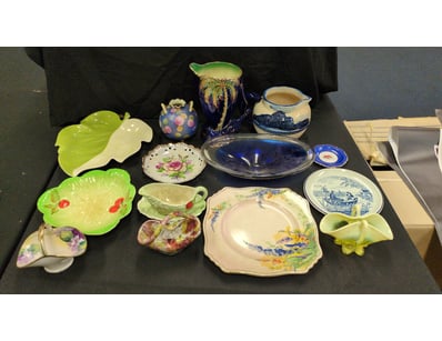 ASSORTED CERAMIC ITEMS INCLUDING PLATES, VASES, JU...