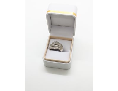 WHITE DIAMOND SILVER RING

Condition: Good - Ref...