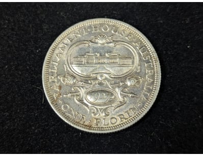1927 AUSTRALIAN 8 PEARL PARLIAMENT HOUSE FLORIN
...