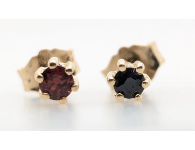 9CT YELLOW GOLD GARNET EARRINGS


583010+239
...
