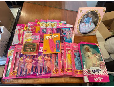 Extensive Barbie and Midge doll comprising multipl...