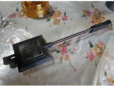 Vintage Cast-Iron Square Jaffle Toaster

Onsite
...
