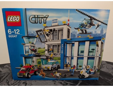 **UNRESERVED** LIFETIME COLLECTION OF LEGO PART... - Lot 753