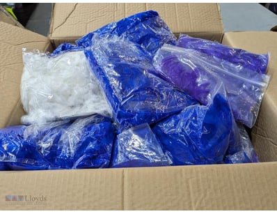 Assorted Feather Boas, qty to box 

Sold as lot
...