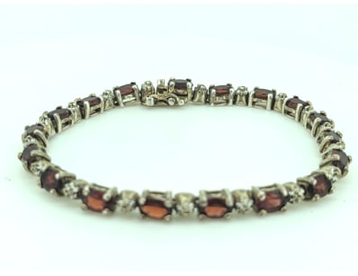 SILVER AND GARNET VINTAGE STYLE BRACELET

Markin...