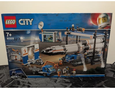 **UNRESERVED** LIFETIME COLLECTION OF LEGO PART... - Lot 342