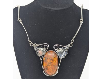 SILVER AND AMBER NECKLACE


583010+38


