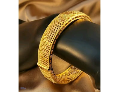GOLD PLATED HOLLOW FLOWER BANGLE WITH OPENING     ...