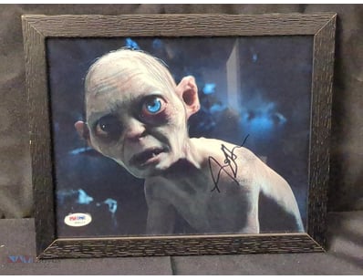 THIS FRAMED MEMORABILIA ITEM FEATURES A SIGNED PHO...
