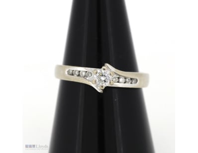 18K WHITE GOLD AND DIAMOND, CLASSIC RING.      

T...