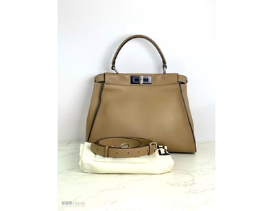 FENDI PEEKABOO MEDIUM BROWN BAG

Material: Calfski...