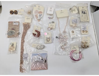 COLLECTION OF JEWELLERY PIECES INCLUDING NECKLACES...